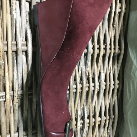 Calvin Klein Wedge Pump Wine Suede - Picture 2 of 6